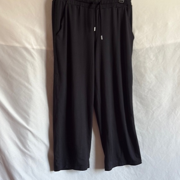 Tuff Athletics Pants - Tuff Athletics Black Capri Pants with Elastic Waistband